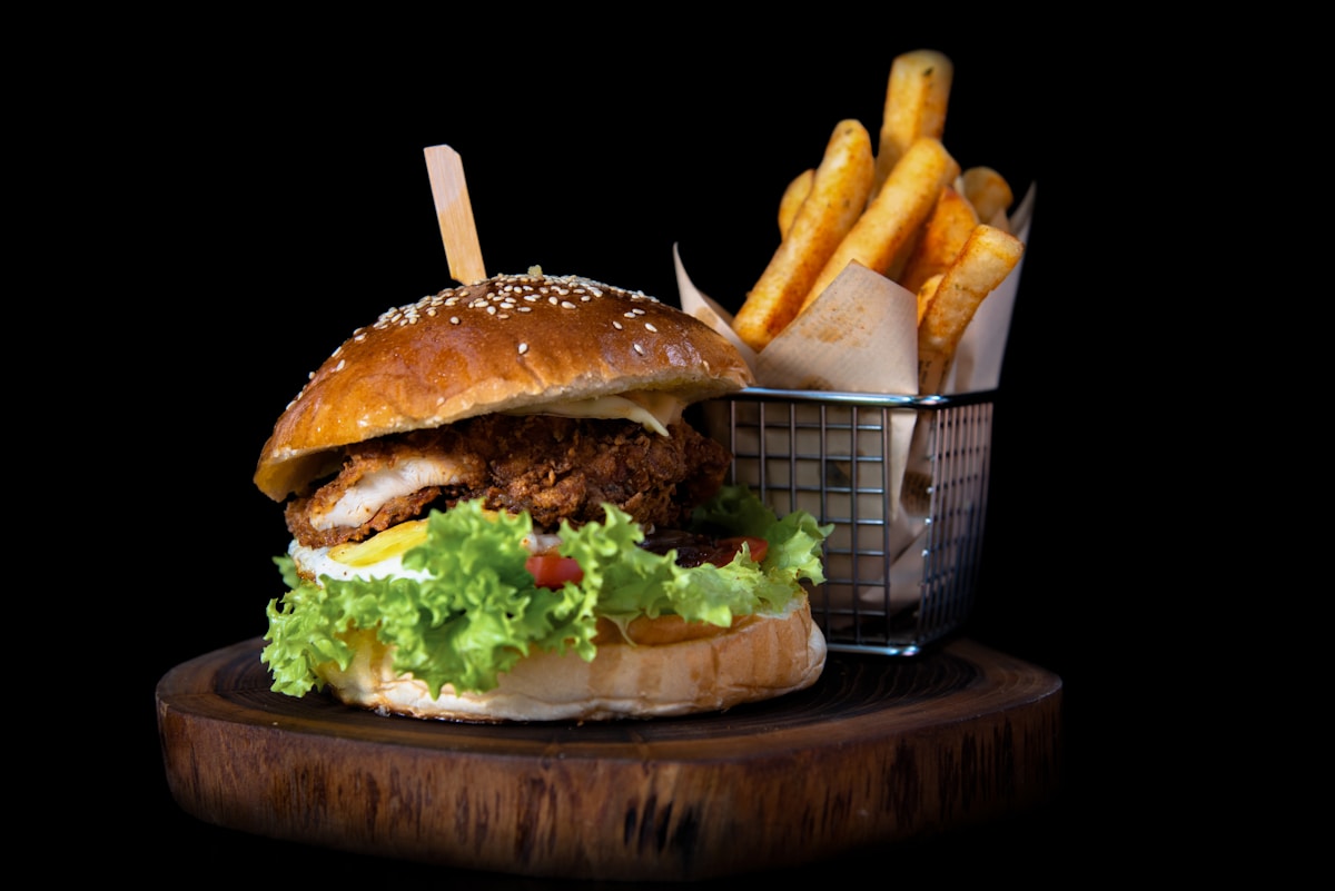 Smoky BBQ Burger mit Crispy Onions und hausgemachter BBQ-Sauce.