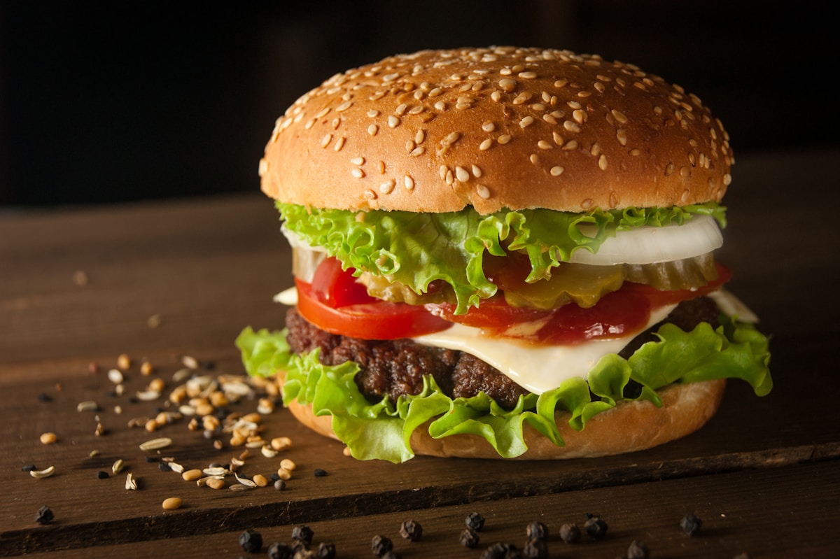 The Allgäuer Classic Burger mit saftigem Patty, Cheddar, Salat und Tomate.