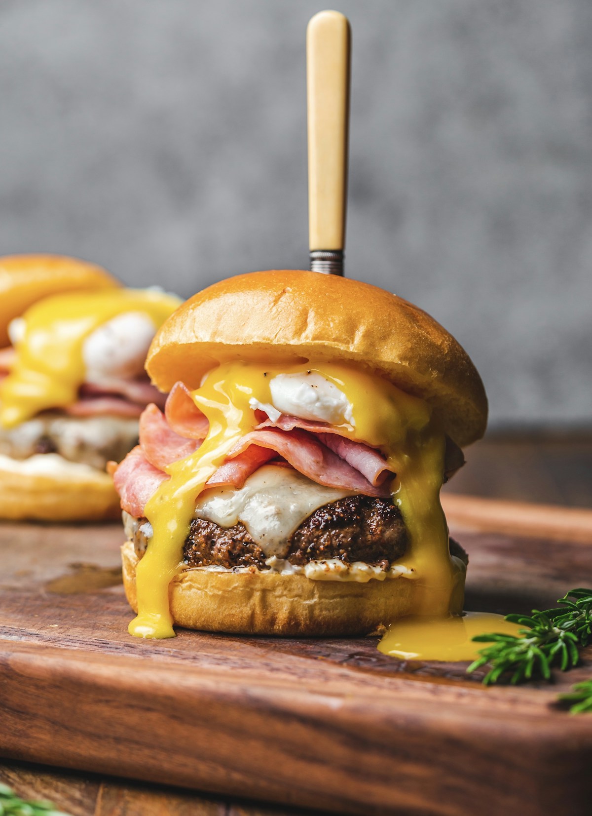 Spicy Jalapeño Burger mit eingelegten Jalapeños und scharfer Sauce.