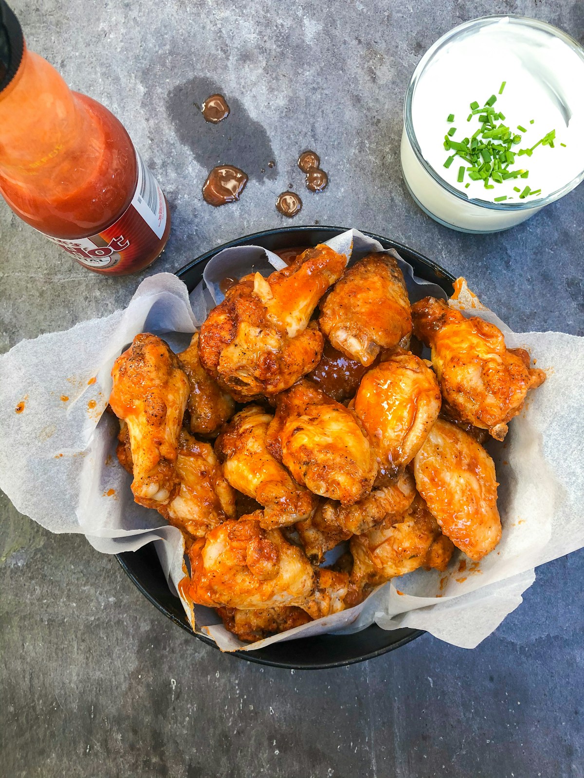 Knusprige Chicken Wings in BBQ-Sauce mit Dip.