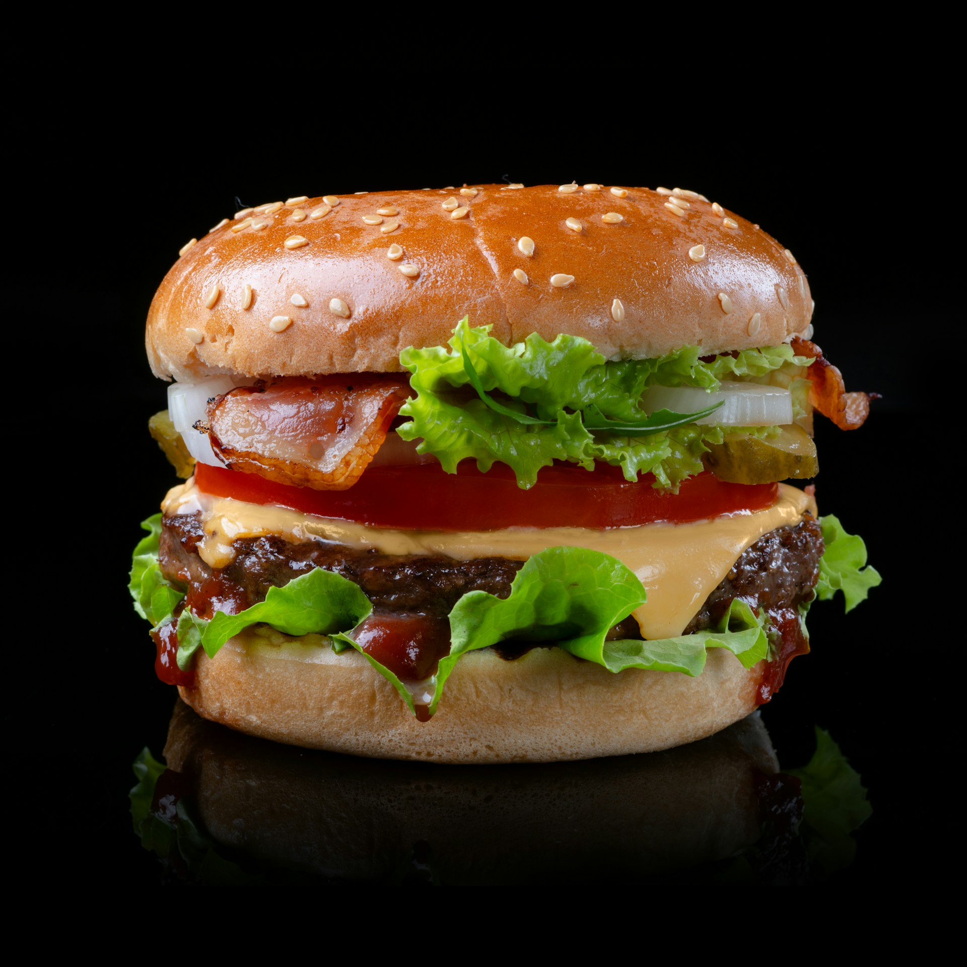 Drei Signature-Burger nebeneinander auf rustikalem Holzbrett.